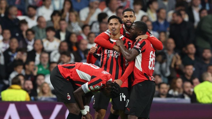MADRID, SPAIN - NOVEMBER 05: Tijjani Reijnders (C) of AC Milan celebrates after scoring the teams third goal with teammates during the UEFA Champions League 2024/25 League Phase MD4 match between Real Madrid C.F. and AC Milan at Estadio Santiago Bernabeu on November 05, 2024 in Madrid, Spain. (Photo by Claudio Villa/AC Milan via Getty Images)