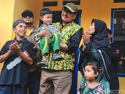 Senyum sang Guru Ngaji Usai Rumahnya Diperbaiki Cabup Asep Japar