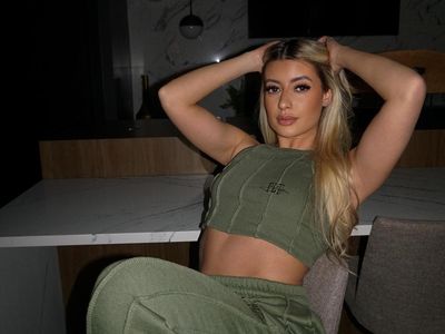Potret Model Jadi Kontroversi, Galang Dana untuk Donald Trump Lewat OnlyFans