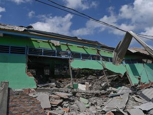 Sekolah Hancur Tertimpa Batu Panas Erupsi Gunung Lewotobi Laki-laki