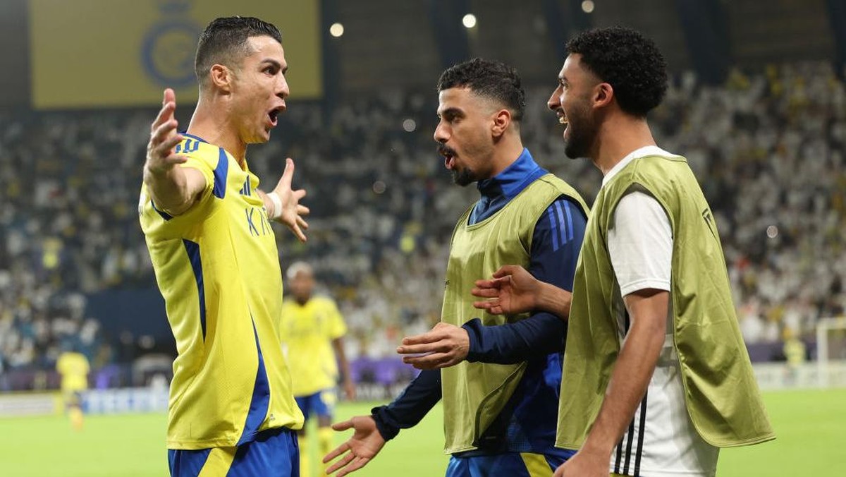 Cristiano Ronaldo (kiri) merayakan golnya ke gawang Al-Ain. Foto: Al Nassr FC via Getty Images/Al Nassr FC