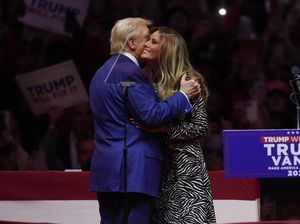 Video: Menerka Arti Gestur Melania saat Pidato Kemenangan Trump Video: Menerka Arti Gestur Melania saat Pidato Kemenangan Trump