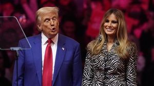 Foto Cipika-cipiki Kaku Donald-Melania Trump, Diolok-olok Jimmy Kimmel