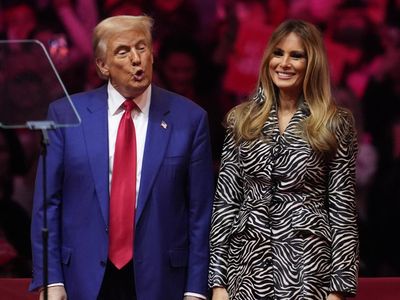 Foto Cipika-cipiki Kaku Donald-Melania Trump, Diolok-olok Jimmy Kimmel