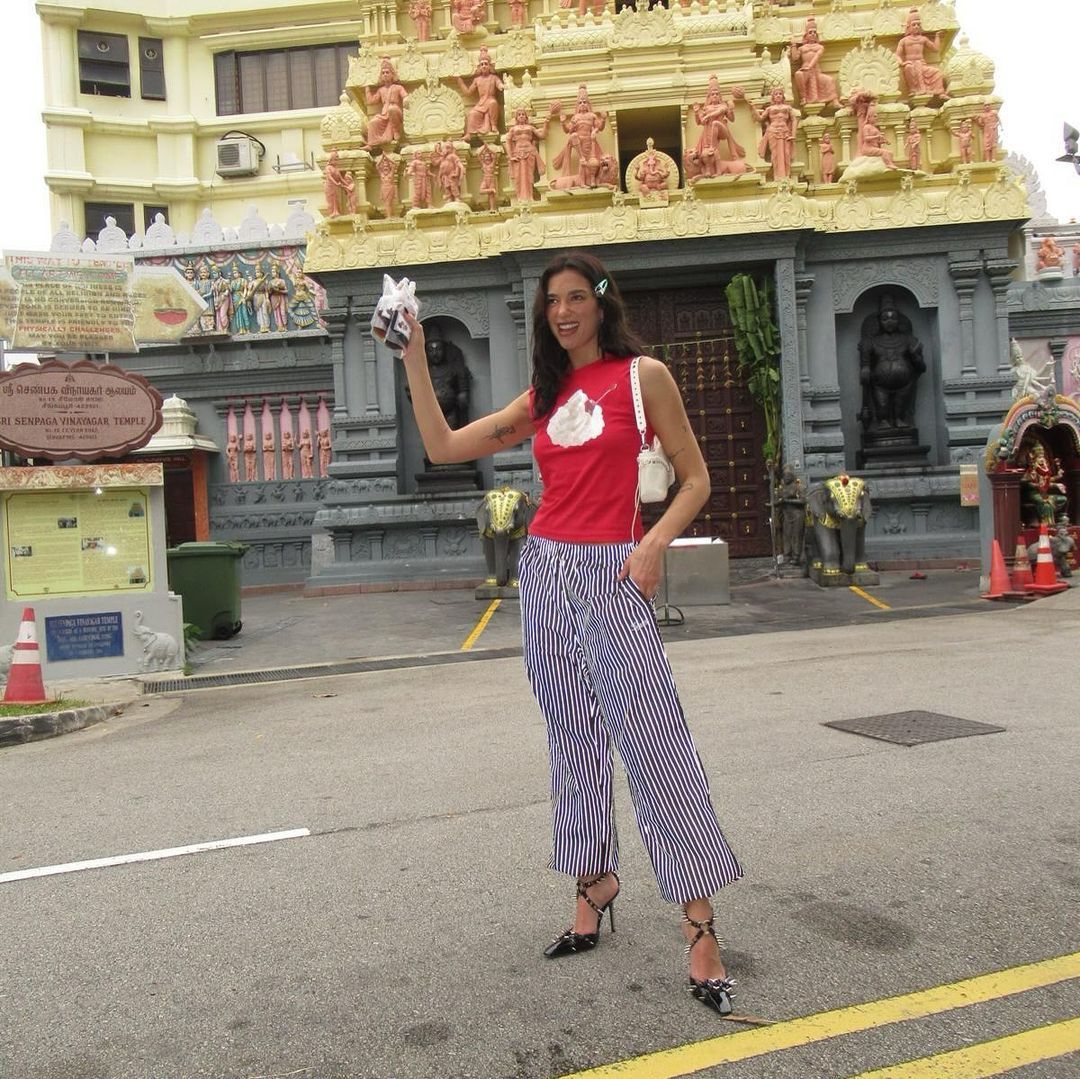 Dua Lipa Cicip Laksa Sebelum Gelar Konser di Singapura