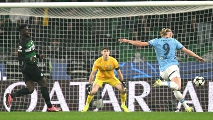 Erling Haaland, Franco Israel Manchester City's Norwegian striker #09 Erling Haaland challenges Sporting Lisbon's Uruguayan goalkeeper #01 Franco Israel during the UEFA Champions League, league phase day 4 football match between Sporting Lisbon and Manchester City at the Jose Alvalade stadium in Lisbon on November 5, 2024. (Photo by PATRICIA DE MELO MOREIRA / AFP)