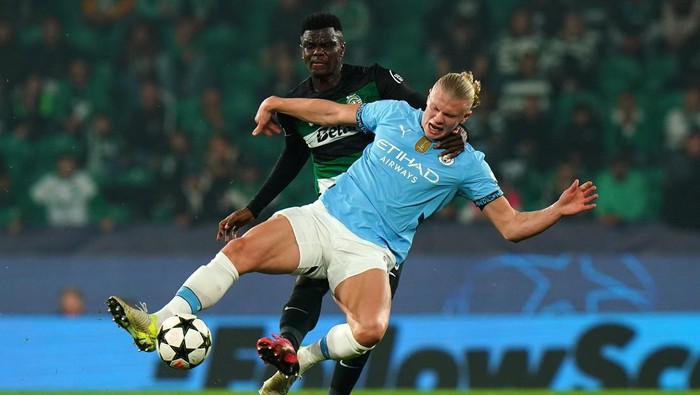 LISBON, PORTUGAL - NOVEMBER 05: Erling Haaland of Manchester City is tackled by Ousmane Diomande of Sporting CP during the UEFA Champions League 2024/25 League Phase MD4 match between Sporting Clube de Portugal and Manchester City at Estadio Jose Alvalade on November 05, 2024 in Lisbon, Portugal. (Photo by Gualter Fatia/Getty Images)