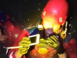 Aksi Dramatis Petugas Damkar Surabaya Evakuasi iPhone Jatuh ke Sungai