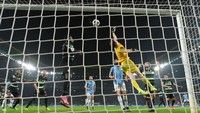 Israel kemudian bangkit dari momen buruk tersebut. Sejumlah penyelamatan ia lakukan untuk mengamankan gawang Sporting. Foto: Getty Images/Justin Setterfield
