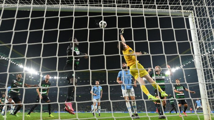 LISBON, PORTUGAL - NOVEMBER 05: Franco Israel of Sporting CP makes a save during the UEFA Champions League 2024/25 League Phase MD4 match between Sporting Clube de Portugal and Manchester City at Estadio Jose Alvalade on November 05, 2024 in Lisbon, Portugal. (Photo by Justin Setterfield/Getty Images)