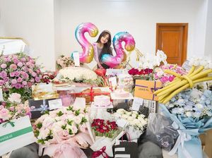 Fuji Ultah ke-22, Dapat Kado dan Bunga Segunung