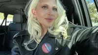 8 Gaya Artis Nyoblos di Pemilu AS, Julia Roberts Hingga Lady Gaga