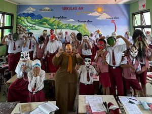 Fakta Siswa dan Guru di Surabaya Pakai Topeng Saat Ujian Bikin Ngakak Fakta Siswa dan Guru di Surabaya Pakai Topeng Saat Ujian Bikin Ngakak