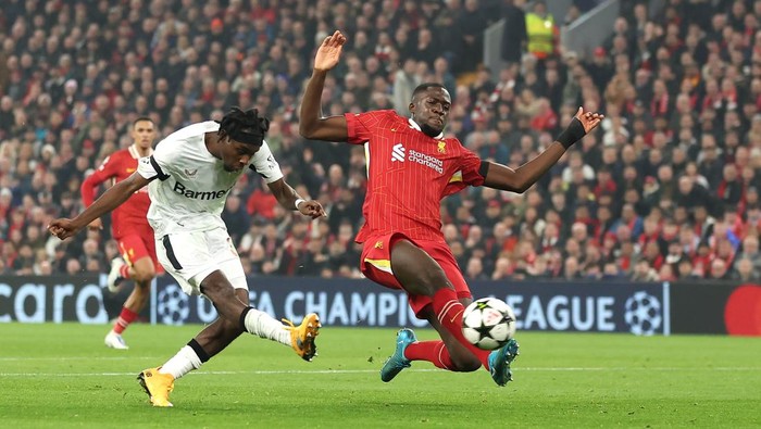 LIVERPOOL, ENGLAND - NOVEMBER 05: Jeremie Frimpong of Bayer 04 Leverkusen scores a goal whilst under pressure from Ibrahima Konate of Liverpool which is later is disallowed due to handball during the UEFA Champions League 2024/25 League Phase MD4 match between Liverpool FC and Bayer 04 Leverkusen at Anfield on November 05, 2024 in Liverpool, England. (Photo by Carl Recine/Getty Images)