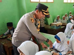 Tekan Stunting, Kapolres Sukabumi Bagikan Makan Siang Bergizi ke 200 Pelajar Tekan Stunting, Kapolres Sukabumi Bagikan Makan Siang Bergizi ke 200 Pelajar
