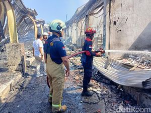 Kebakaran Hebat Pasar Sri Bantas Tabanan, Puluhan Kios Ludes Kebakaran Hebat Pasar Sri Bantas Tabanan, Puluhan Kios Ludes