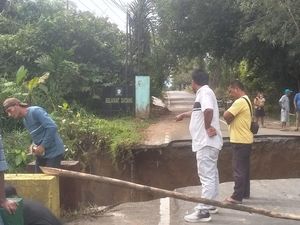 Jembatan di Simalungun Amblas, Lalu Lintas Putus Total