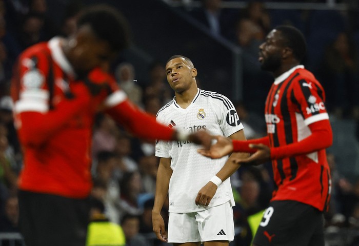 Soccer Football - Champions League - Real Madrid v AC Milan - Santiago Bernabeu, Madrid, Spain - November 5, 2024 Real Madrids Kylian Mbappe reacts after missing a chance to score REUTERS/Susana Vera