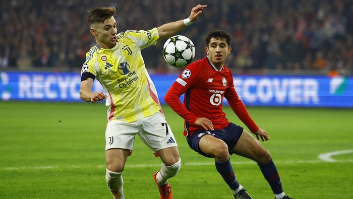 Soccer Football - Champions League - Lille v Juventus - Decathlon Arena Stade Pierre-Mauroy, Lille, France - November 5, 2024 Juventus Francisco Conceicao in action with Lilles Osame Sahraoui REUTERS/Sarah Meyssonnier