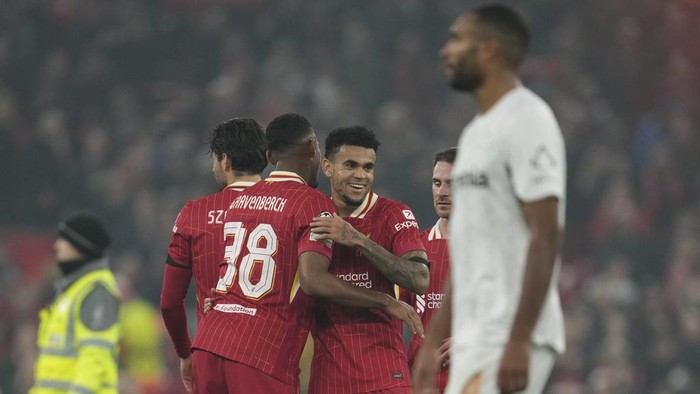 Liverpools Luis Diaz, center, celebrates with teammates at the end of the Champions League opening phase soccer match between Liverpool and Bayer Leverkusen at Anfield in Liverpool, England, Tuesday, Nov. 5, 2024. (AP Photo/Jon Super)