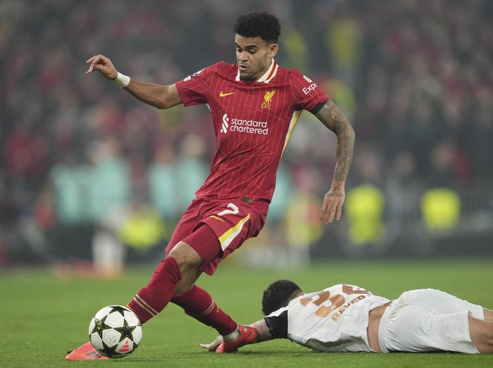 Liverpool's Luis Diaz, center, celebrates with teammates at the end of the Champions League opening phase soccer match between Liverpool and Bayer Leverkusen at Anfield in Liverpool, England, Tuesday, Nov. 5, 2024. (AP Photo/Jon Super)
