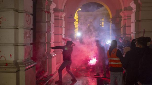 Marah Soal Tragedi Atap Stasiun Runtuh, Warga Serbia Rusak Balai Kota