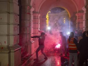 Marah Soal Tragedi Atap Stasiun Runtuh, Warga Serbia Rusak Balai Kota