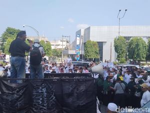 Massa Demo di Depan Balai Kota Solo, Kecam 10 Tahun Kepemimpinan Jokowi Massa Demo di Depan Balai Kota Solo, Kecam 10 Tahun Kepemimpinan Jokowi