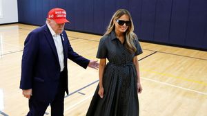 Foto: Melania Trump Pakai Sunglasses Saat Nyoblos, Disebut Melania Palsu