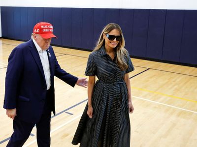 Foto: Melania Trump Pakai Sunglasses Saat Nyoblos, Disebut Melania Palsu