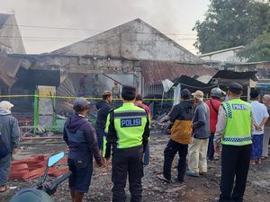 Suara Ledakan Terdengar Saat Api Lalap Pasar Dampit Malang Suara Ledakan Terdengar Saat Api Lalap Pasar Dampit Malang
