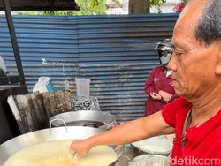 Unik! Pedagang Gorengan di Medan Nekat Celupkan Tangan ke Minyak Panas