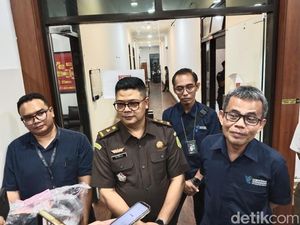 Kemendag Limpahkan Tersangka Kasus SPBU Nakal KM 42 Tol Japek Kemendag Limpahkan Tersangka Kasus SPBU Nakal KM 42 Tol Japek