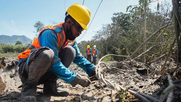 Jaringan Listrik Putus Akibat Erupsi Gunung Lewotobi Laki-laki Diperbaiki