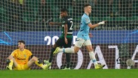 Israel, seperti Sporting, mengawali dengan buruk. Gawangnya dibobol gol cepat Phil Foden, bikin Sporting ketinggalan duluan. Foto: AFP/PATRICIA DE MELO MOREIRA