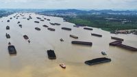 Potret Lalu Lintas Tongkang Batu Bara di Sungai Mahakam Samarinda