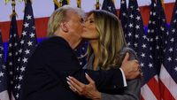 Foto Bahasa Tubuh Melania Trump Dituding Palsu Saat Kemenangan Donald Trump