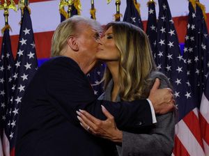 Foto Bahasa Tubuh Melania Trump Dituding Palsu Saat Kemenangan Donald Trump