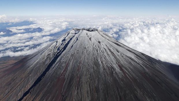 Top of Mt.Fuji is covered by snow in this photo taken by Kyodo, Japan, November 6, 2024. Mandatory credit Kyodo/via REUTERS ATTENTION EDITORS - THIS IMAGE HAS BEEN SUPPLIED BY A THIRD PARTY. MANDATORY CREDIT. JAPAN OUT. NO COMMERCIAL OR EDITORIAL SALES IN JAPAN.