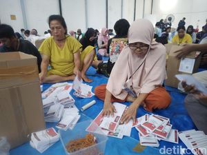Cerita Rina, Guru Privat yang Langganan Jadi Petugas Lipat Surat Suara Cerita Rina, Guru Privat yang Langganan Jadi Petugas Lipat Surat Suara