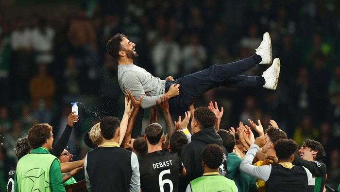 Soccer Football - Champions League - Sporting CP v Manchester City - Estadio Jose Alvalade, Lisbon, Portugal - November 5, 2024
Sporting CP coach Ruben Amorim and players celebrate after the match Action Images via Reuters/Andrew Boyers