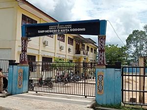 Awal Mula Ortu Siswa di Sorong Denda Guru Rp 100 Juta Usai Anaknya Diviralkan Awal Mula Ortu Siswa di Sorong Denda Guru Rp 100 Juta Usai Anaknya Diviralkan