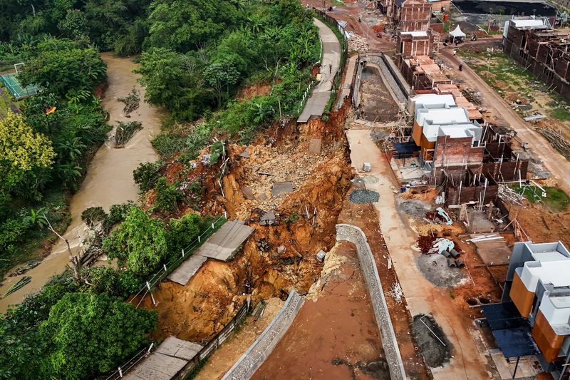 Foto udara lokasi tanah longsor di Jalan Rancahaur, Desa Karang Tengah, Pagedangan, Kabupaten Tangerang, Banten, Rabu (6/11/2024). Longsor sepanjang 40 meter dengan kedalaman 7 meter tersebut terjadi akibat tingginya intensitas hujan dan menyebabkan akses jalan warga terputus. ANTARA FOTO/Sulthony Hasanuddin/Spt.