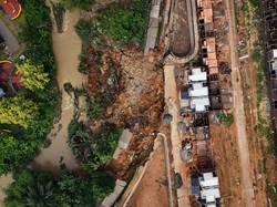 Video Melihat dari Udara Dampak Longsor di Jalan Penghubung Tangerang-Bogor