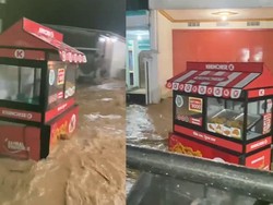 Video Detik-detik Gerobak Chicken Hanyut Terbawa Banjir