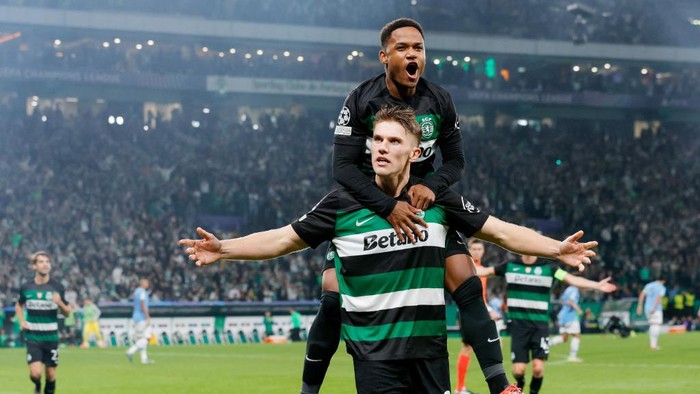 LISBON, PORTUGAL - NOVEMBER 5: Viktor Gyokeres of Sporting CP celebrates 4-1 with Geny Catamo of Sporting CP  during the UEFA Champions League  match between Sporting CP v Manchester City at the Estadio Jose Alvalade on November 5, 2024 in Lisbon Portugal (Photo by Eric Verhoeven/Soccrates/Getty Images)