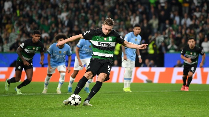 LISBON, PORTUGAL - NOVEMBER 05: Viktor Gyokeres of Sporting CP scores his teams third goal from the penalty spot during the UEFA Champions League 2024/25 League Phase MD4 match between Sporting Clube de Portugal and Manchester City at Estadio Jose Alvalade on November 05, 2024 in Lisbon, Portugal. (Photo by Justin Setterfield/Getty Images)