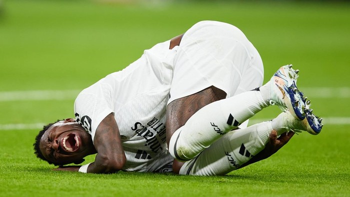 MADRID, SPAIN - NOVEMBER 05: Vinicius Junior of Real Madrid screams in pain during the UEFA Champions League 2024/25 League Phase MD4 match between Real Madrid C.F. and AC Milan at Estadio Santiago Bernabeu on November 05, 2024 in Madrid, Spain. (Photo by Alvaro Medranda/Quality Sport Images/Getty Images)
