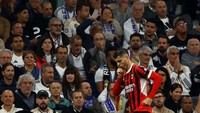 Bertanding di Santiago Bernabeu, Rabu (6/11/2024) dinihari WIB, Malick Thiaw membawa tim tamu memimpin di menit ke-12. Penalti Vinicius Junior menyamakan skor menjadi 1-1 di menit ke-23, namun Alvaro Morata membawa Milan kembali unggul jelang turun minum. 