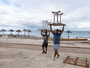 Warga Kuba Bersiap Hadapi Badai Tropis Rafael